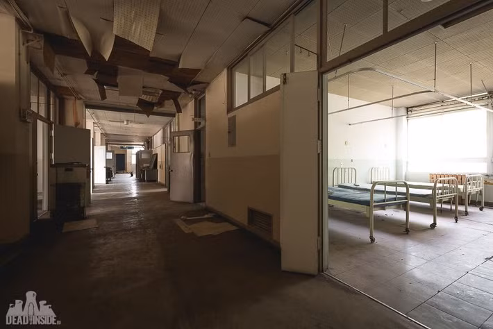 Phòng khám bỏ hoang trên đảo.