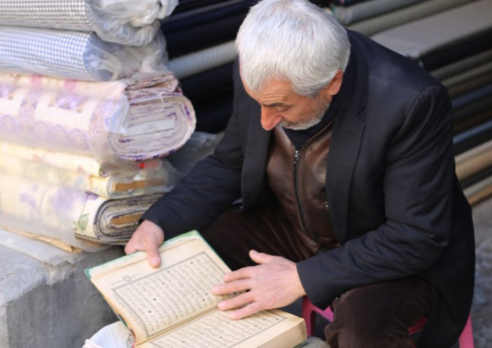 Người đàn ông đọc kinh Qur'an ở Mardin.