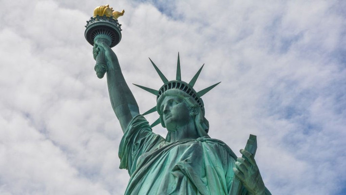Tượng Nữ thần Tự do, một địa danh nổi tiếng ở New York, là món quà từ nước Pháp năm 1886. Tượng Nữ thần Tự do cao hơn 90 mét tính từ chân tượng đến đỉnh ngọn đuốc. Bức tượng là biểu tượng toàn cầu của tự do và hy vọng. Ảnh: learnbright.