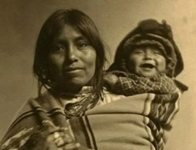 Người mẹ và đứa con ở New Mexico, Mỹ, đầu thế kỷ 20.