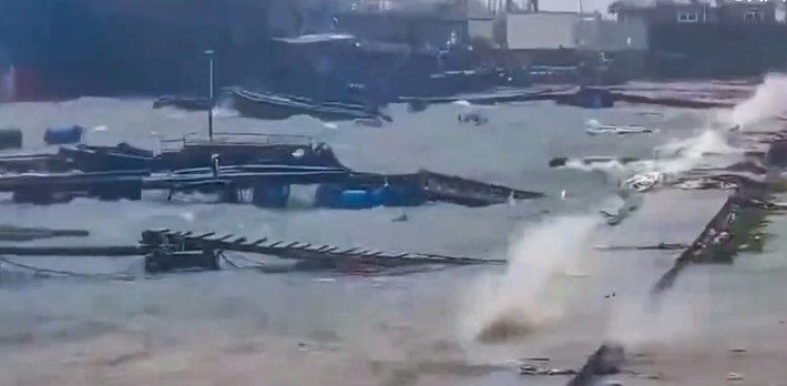 Cơn bão đổ bộ vào đất liền với sức gió mạnh nhất gần tâm bão đạt 42 m/s. Ảnh: CCTV.