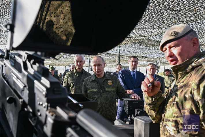 Trong chuyến thăm thao trường Mulino, nhà lãnh đạo Nga Putin đã kiểm tra vũ khí, lực lượng quân sự và thiết bị chuyên dụng tham gia vào cuộc tập trận. Ảnh: Tass.