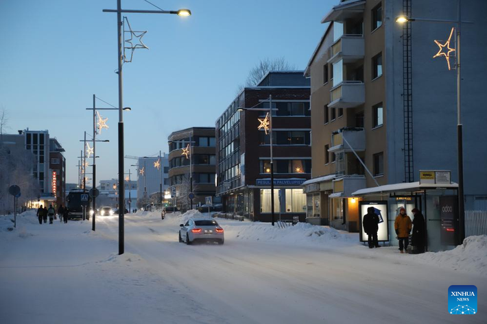 Tuyết phủ trắng xóa trên đường phố ở Rovaniemi ngày 3/1/2026.