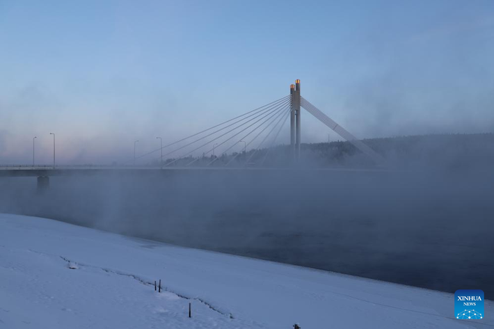 Cây cầu bắc qua sông Kemijoki ở Rovaniemi bị bao phủ bởi sương mù băng giá. Ảnh chụp ngày 3/1/2026.