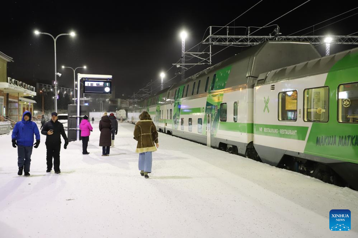 Mọi người chờ tàu trên sân ga tại nhà ga Rovaniemi ngày 2/1/2026.