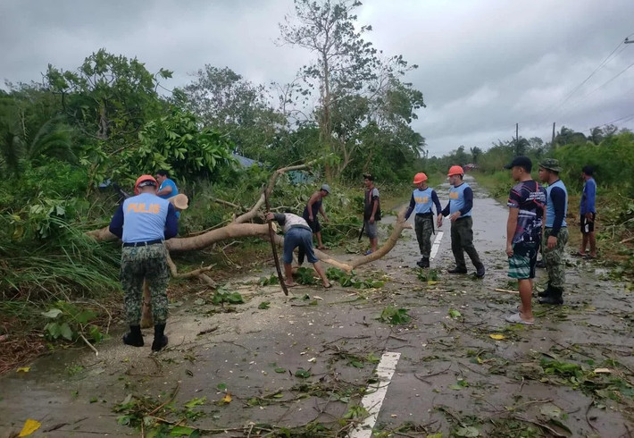 Rappler dẫn lời các quan chức địa phương ngày 26/9 cho biết, số người thiệt mạng ở Philippines do bão Bualoi đã tăng lên 10 người. Cơn bão đổ bộ chỉ vài ngày sau khi siêu bão Ragasa gây thiệt hại nặng nề ở miền bắc Philippines. (Nguồn ảnh: Rappler)