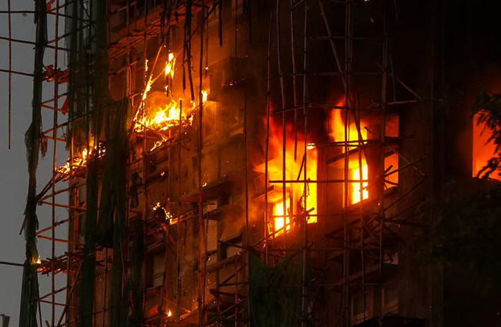 Tờ South China Morning Post đưa tin, đám cháy bùng phát tại khu chung cư Wang Fuk Court gồm 8 tòa nhà ở Tai Po, Hong Kong, vào chiều 26/11. Nguồn tin cho biết, khi đang đạp xe, một người dân trong khu phố phát hiện giàn giáo tre bao quanh mặt ngoài của một tòa nhà trong cụm chung cư bốc cháy vào khoảng 14 giờ chiều và lập tức báo cảnh sát. Ảnh: SCMP.