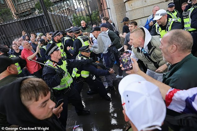 Người biểu tình đối đầu với cảnh sát tại trung tâm thủ đô London. Ảnh: George Cracknell Wright.