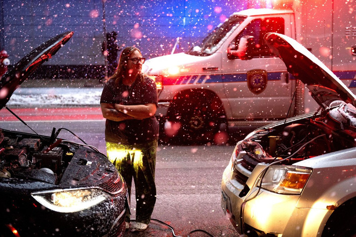 Cơ quan dự báo thời tiết đã cảnh báo về "gió lạnh nguy hiểm" với nhiệt độ xuống thấp -34,4 độ C ở Bắc Dakota và Minnesota từ tối 28/12 đến sáng 29/12. Ảnh: Devon Jordan, đến từ Brainerd, giúp một người khởi động xe trong trận tuyết rơi dày ở trung tâm thành phố Minneapolis. Ảnh: AP.