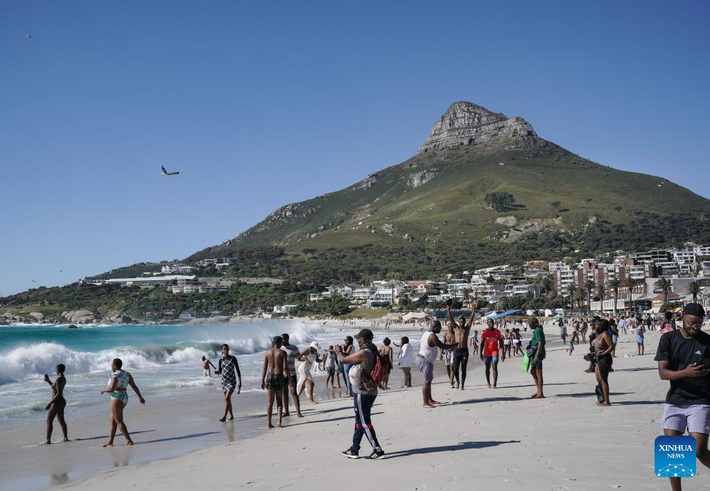 Người dân tận hưởng thời gian thư giãn trên bãi biển ở Cape Town, Nam Phi, ngày 19/10.