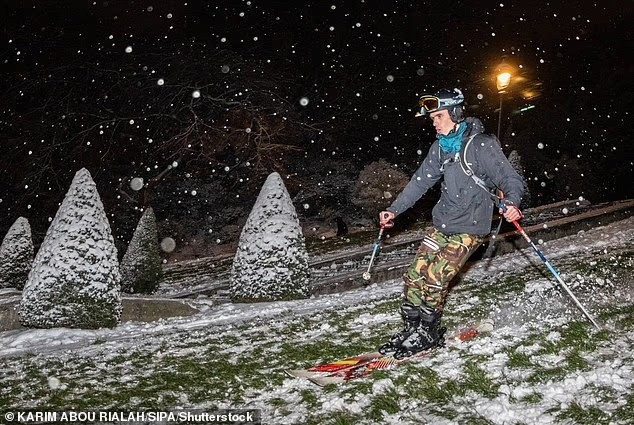 Sáng 6/1, tuyết phủ trắng xóa trên những mái nhà và địa điểm nổi tiếng ở thủ đô Paris, Pháp. Một số trường học phải tạm thời đóng cửa. Ảnh: Một người trượt tuyết ở Paris sau trận tuyết rơi dày hôm 6/1. Ảnh: SIPA/Shutterstock.