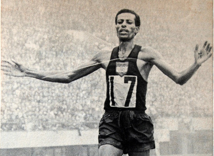 Abebe Bikila (1932–1973), vận động viên người Ethiopia, là người châu Phi da màu đầu tiên giành huy chương vàng Olympic. Ông được xem là một trong những vận động viên chạy marathon vĩ đại nhất mọi thời đại. Ảnh: athleticspodium.