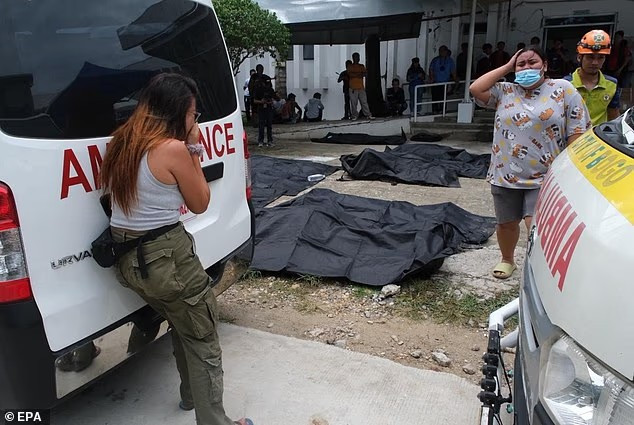 Ngoài ra, nhiều người dân vẫn bị mắc kẹt trong đống đổ nát của những ngôi nhà, công trình bị sập tại thành phố ven biển Bogo và những khu vực khác ở tỉnh Cebu. Số người thiệt mạng có thể còn gia tăng. Ảnh: EPA.