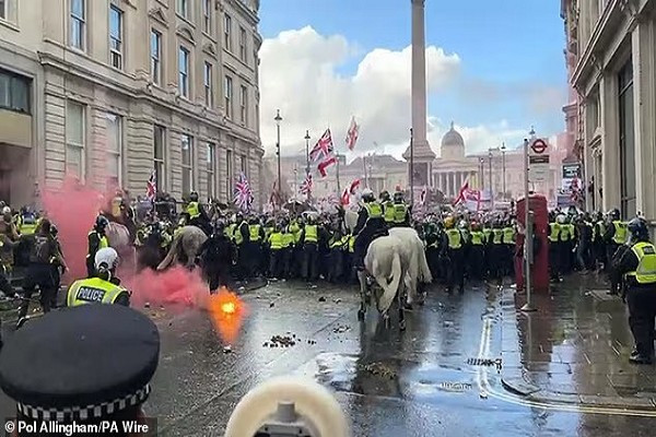 Cảnh sát đã được triển khai để thiết lập vùng đệm nhằm ngăn hai nhóm biểu tình này va chạm. Tuy nhiên, tình hình trở nên căng thẳng khi những người biểu tình chống nhập cư ném đồ vật về phía đối thủ và tìm cách phá rào chắn. Ảnh: PA.