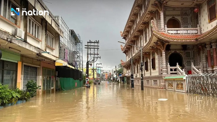 Trong đó, Hat Yai có số lượng cư dân bị ảnh hưởng nhiều nhất ở Songkhla, với hơn 243.000 người. Người dân tại Hat Yai và các huyện lân cận đã được lệnh sơ tán khẩn cấp do mưa lớn tiếp diễn. Ảnh: The Nation.