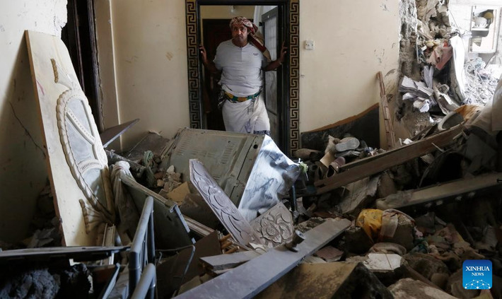 Trong một tuyên bố, Houthi cho biết các cuộc không kích đã phá hủy trụ sở của hai tờ báo - 26 tháng 9 và Al-Yemen - tại Quảng trường Tahrir ở trung tâm Sanaa. Ảnh: Người đàn ông kiểm tra một ngôi nhà bị hư hại sau cuộc không kích của Israel tại Sanaa, ngày 13/9. Ảnh: THX.