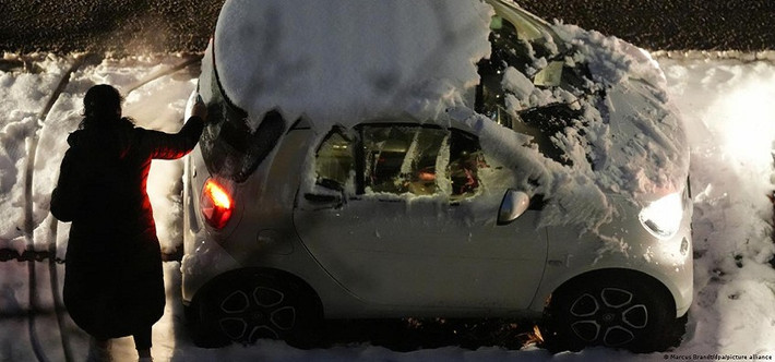 Chiếc ô tô bị bao phủ bởi một lớp tuyết dày ở thành phố Hamburg, miền bắc nước Đức. Ảnh: DPA.