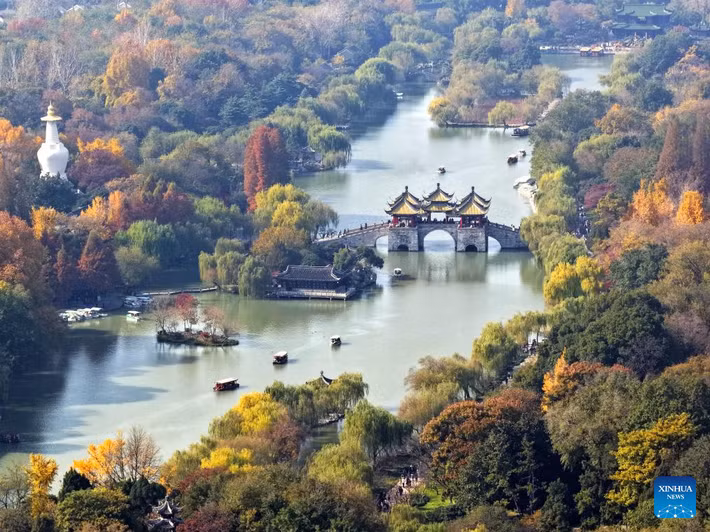 Cảnh sắc hồ Tây tuyệt đẹp ở Dương Châu, tỉnh Giang Tô, miền đông Trung Quốc, vào một ngày mùa đông.