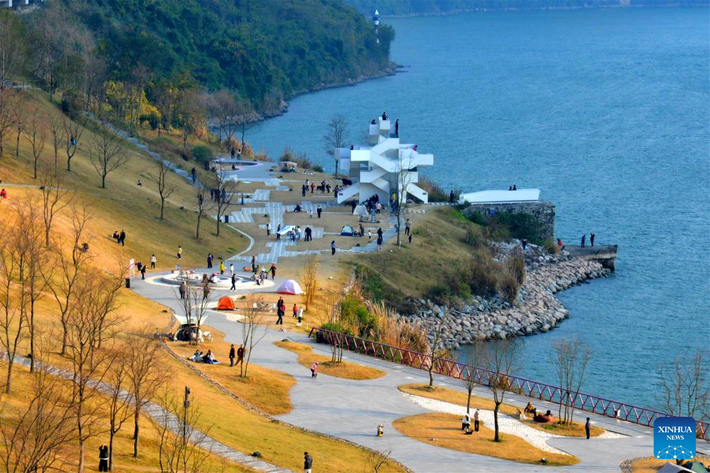 Du khách thưởng thức phong cảnh trong một công viên ở Nghi Xương, tỉnh Hồ Bắc, miền trung Trung Quốc, ngày 14/12/2025. (Nguồn ảnh: Xinhua News)