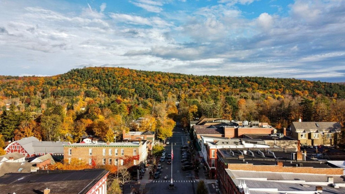 Cooperstown, New York, là điểm đến mơ ước của bất kỳ người hâm mộ bóng chày nào. Đây là nơi tọa lạc của Bảo tàng và Đại sảnh Danh vọng Bóng chày Quốc gia, nơi tôn vinh lịch sử bóng chày, trưng bày các hiện vật độc đáo và vinh danh những cầu thủ bóng chày nổi tiếng. Ảnh: learnbright.