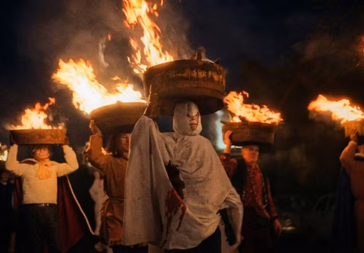 Lễ hội Allendale Tar Barrel đón Giao thừa diễn ra tại Northumberland, Anh, năm 1972. Ảnh: Alamy Stock.