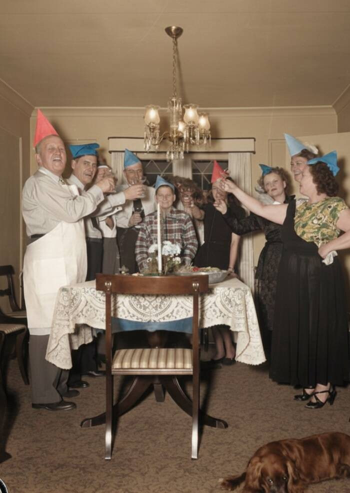 Mọi người cùng nâng ly chúc mừng năm mới trong không gian ấm cúng tại nhà. Ảnh: Indiana Historical Society.
