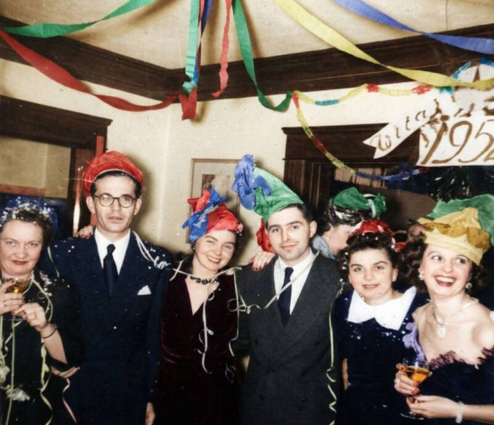 Ảnh chụp tập thể trong một bữa tiệc đêm Giao thừa năm 1952. Ảnh: Thư viện công cộng Los Angeles.