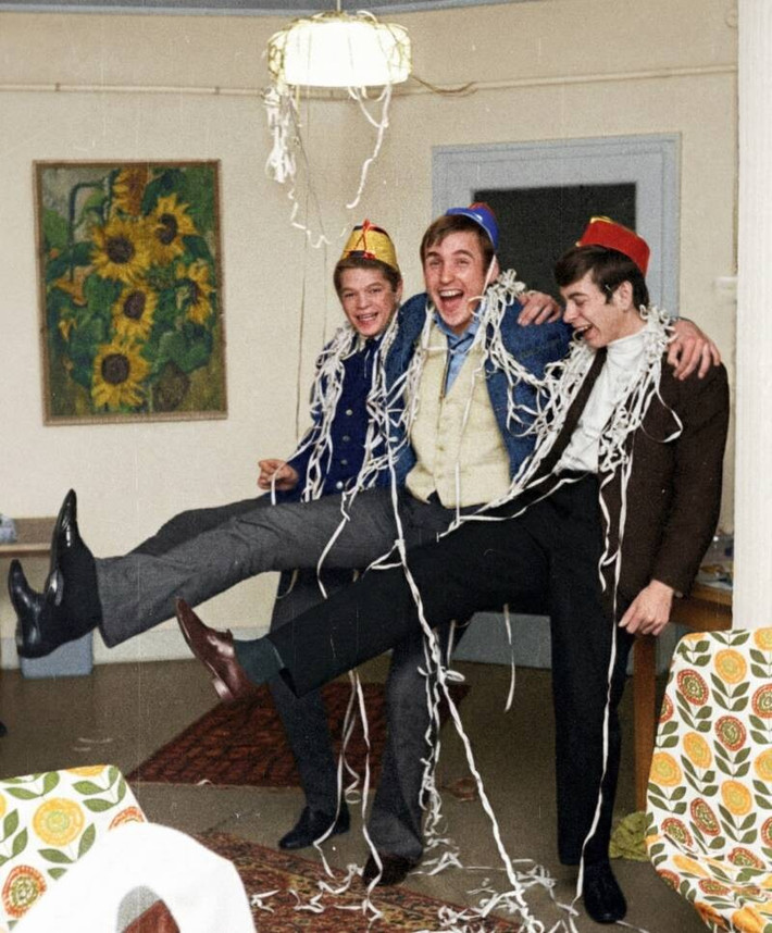 3 người đàn ông vui vẻ đón Giao thừa năm 1971. Ảnh: Wikimedia Commons.