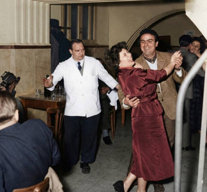 Một cặp đôi đang khiêu vũ trong lễ đón Giao thừa ở Rome, Italy, vào khoảng những năm 1950. Ảnh: Alamy Stock.