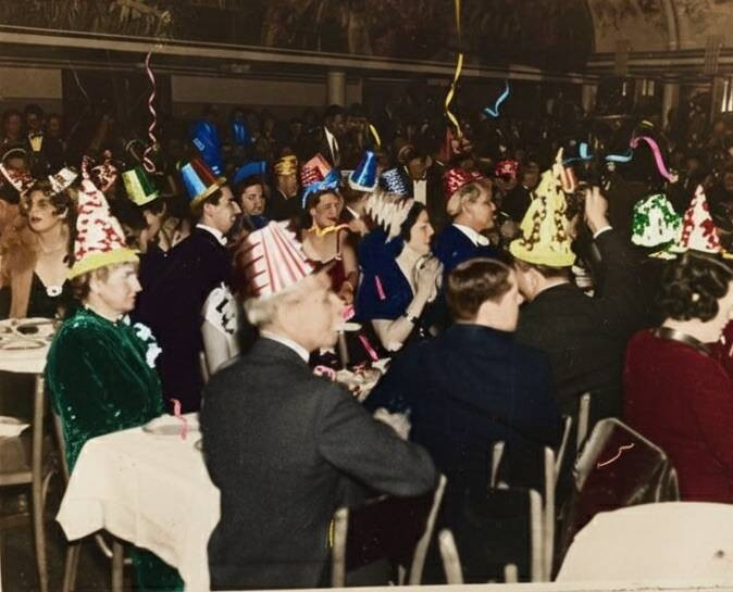 Rất đông người tham dự bữa tiệc đón Giao thừa ở Harlem, Mỹ, vào khoảng những năm 1930. Ảnh: Bảo tàng Lịch sử Quốc gia Mỹ.