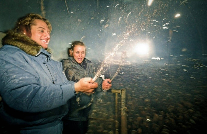 Mọi người vui mừng đón Giao thừa tại khu vực Cổng Brandenburg, Đức, sau khi Bức tường Berlin sụp đổ vào năm 1989. Ảnh: Alamy Stock.