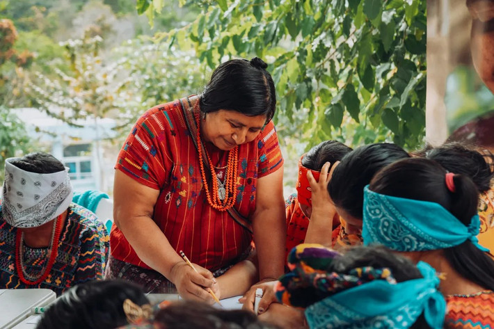 Bằng cách lắng nghe, xác nhận và động viên lẫn nhau, phụ nữ củng cố sự tự tin và khẳng định lại quyền lợi của mình.