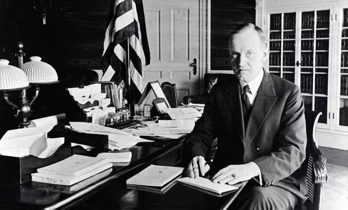 Tổng thống Calvin Coolidge tại Phòng Bầu dục vào khoảng năm 1923.