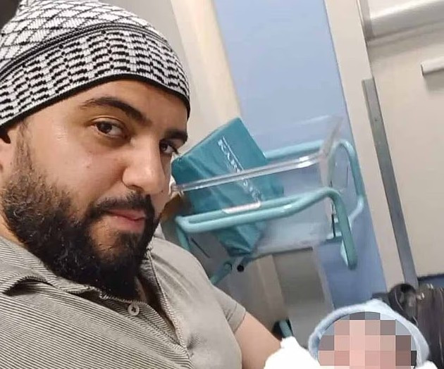 Khi đó, nghi phạm Jihad Al-Shamie (ảnh), 35 tuổi, lái chiếc Kia Picanto màu đen lao vào đám đông người Do Thái bên ngoài giáo đường vào khoảng 9h31. Sau đó, hắn xuống xe và dùng dao đâm bất kỳ ai hắn có thể tiếp cận. Ảnh: Facebook.