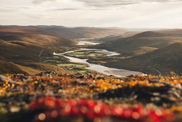 Utsjoki, Phần Lan. Sông Tenojoki chảy qua đây, được bao quanh bởi những ngọn đồi. Từ đỉnh đồi, quang cảnh nhìn xuống thung lũng thật ngoạn mục.