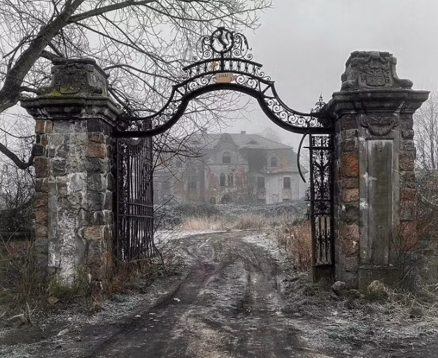 Cổng vào một khu đất bỏ hoang ở Ba Lan.