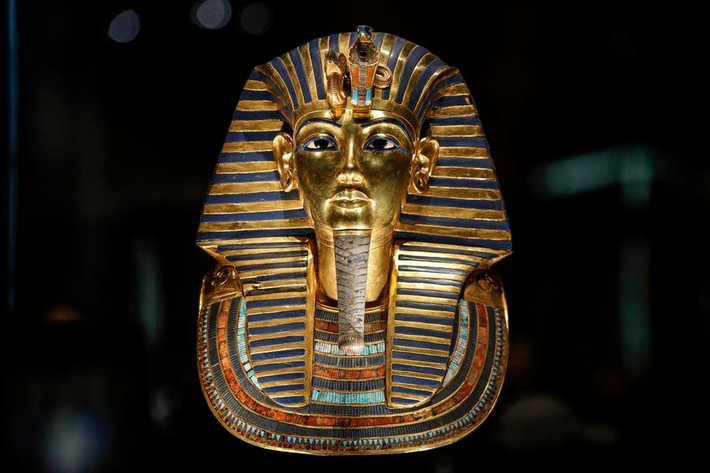 Chiếc mặt nạ vàng được trưng bày tại phòng triển lãm Vua Tutankhamun trong Đại bảo tàng GEM ngày 4/11.