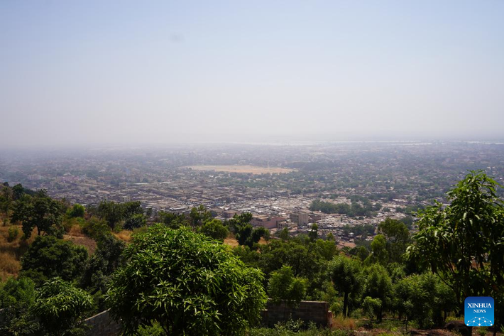 Nguồn tin cho hay, tình trạng thiếu hụt này được cho là có liên quan chặt chẽ đến tình hình an ninh bất ổn của Mali. Từ tháng 9, nhóm GSIM/JNIM đã nhiều lần phục kích đoàn xe chở nhiên liệu trên các tuyến đường chính dẫn đến Bamako từ Senegal và Bờ Biển Ngà. Theo cơ quan an ninh Mali, hàng chục xe bồn đã bị phá hủy trong các cuộc tấn công như vậy. Ảnh: Xinhua.