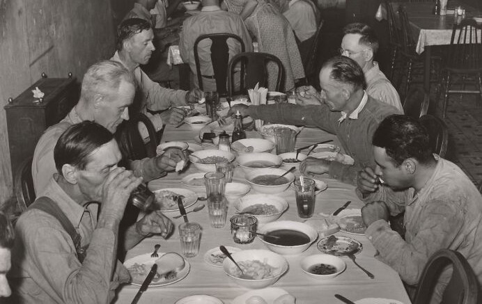 Một gia đình ăn trưa tại nhà hàng ở Muskogee, Oklahoma, năm 1939.