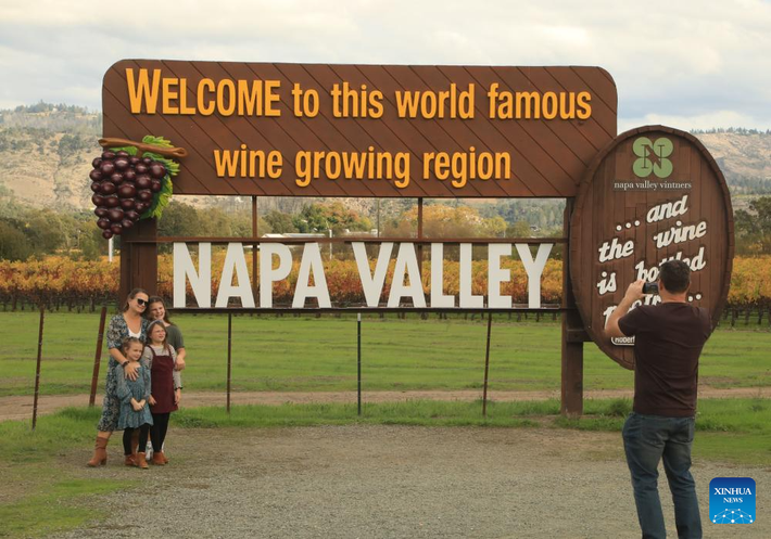 Khách du lịch chụp ảnh tại thung lũng Napa ở California ngày 4/11/2025.