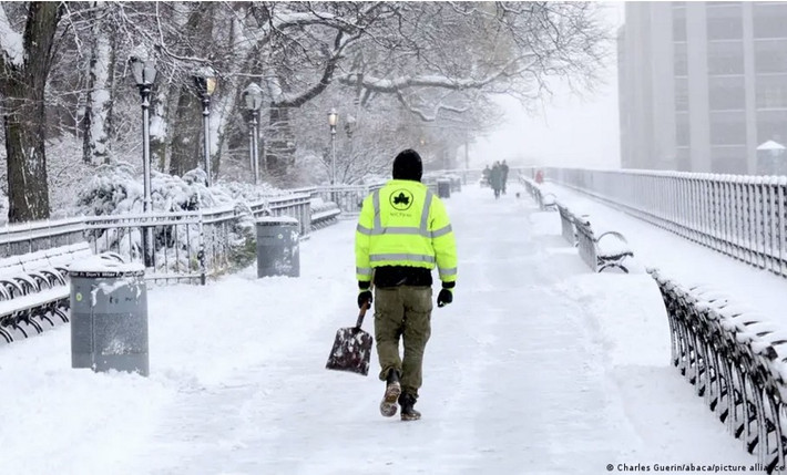Cuối tuần qua, một trận bão tuyết mùa đông cũng "càn quét" thành phố New York, tuyết phủ trắng xóa nhiều khu vực. Ảnh: DW/picture alliance.
