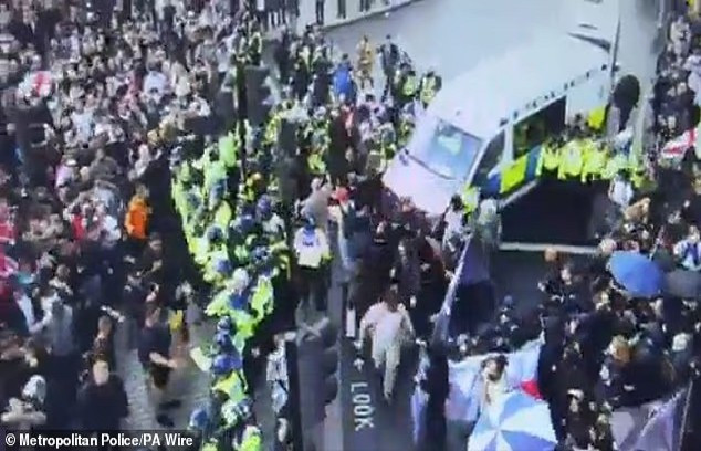 Cảnh sát cố gắng giải tán đám đông người biểu tình vào chiều 13/9. Ảnh: PA.