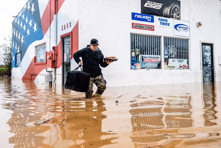 AP dẫn lời các nhà chức trách ngày 22/12 cho biết, mưa lớn và lũ quét đã làm ngập nhiều tuyến đường ở miền bắc California, khiến ít nhất 1 người thiệt mạng và làm ảnh hưởng đến cuộc sống của người dân. Ảnh: AP.