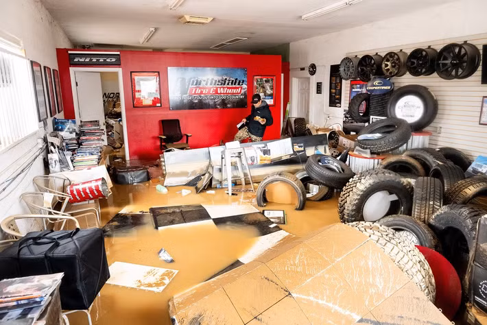 Khi những cơn mưa tiếp diễn ngày 22/12, một số tuyến đường địa phương vẫn bị ngập trong khi các nhân viên vệ sinh đường phố phải làm việc để dọn dẹp và kéo những chiếc xe bị bỏ lại. Ảnh: Cảnh ngổn ngang bên trong một văn phòng bị ngập ở Redding, California, ngày 22/12/2025. Ảnh: AP.