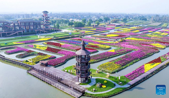 Du khách tham quan một danh lam thắng cảnh vào mùa thu ở thành phố Hưng Hóa, tỉnh Giang Tô, miền đông Trung Quốc, ngày 13/10. (Nguồn ảnh: Xinhua News)