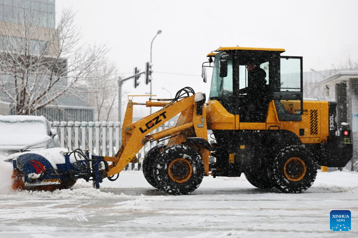 Chiếc xe dọn tuyết trên đường phố ở Thẩm Dương, tỉnh Liêu Ninh, ngày 23/12.