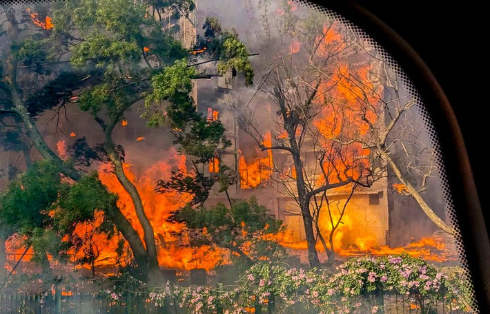 Ngọn lửa nhanh chóng lan rộng. Vụ hỏa hoạn được nâng lên báo động cấp 4 lúc 15h34 và cấp 5 - mức cao nhất tại Hong Kong - lúc 18h22. Hình ảnh từ hiện trường cho thấy lửa bao trùm nhiều tầng tại các tòa chung cư, tạo ra cột khói đen lớn bốc lên. Ảnh: SCMP.