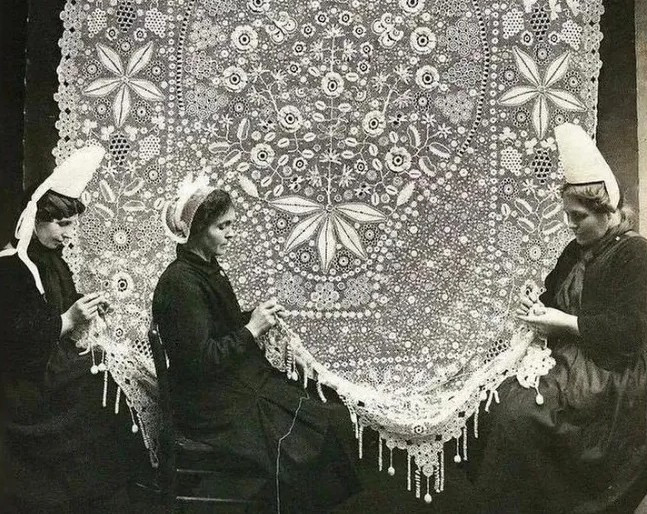 3 người phụ nữ đang làm việc ở Brittany, Pháp, năm 1920.