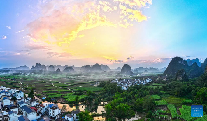 Cảnh hoàng hôn trên làng Shanglong, huyện Long Châu, Khu tự trị dân tộc Choang Quảng Tây, miền nam Trung Quốc, ngày 19/10.