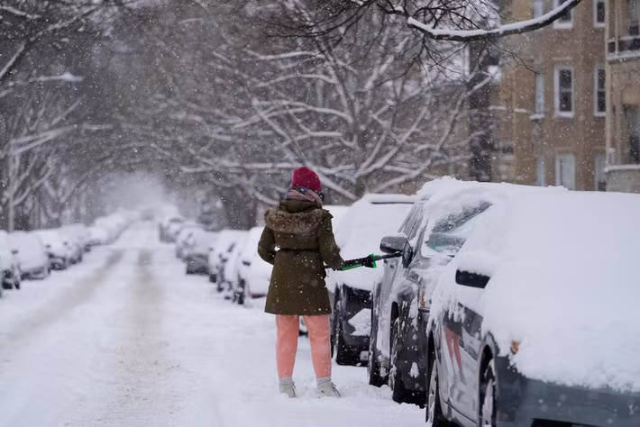 Được biết, tại Clarksdale, bang Mississippi, lượng tuyết và mưa đá rơi nhiều đến nỗi rất ít người lái xe dám ra đường. Ảnh: Một người dân đang dọn tuyết khỏi ô tô ở Chicago, bang Illinois, ngày 25/1.